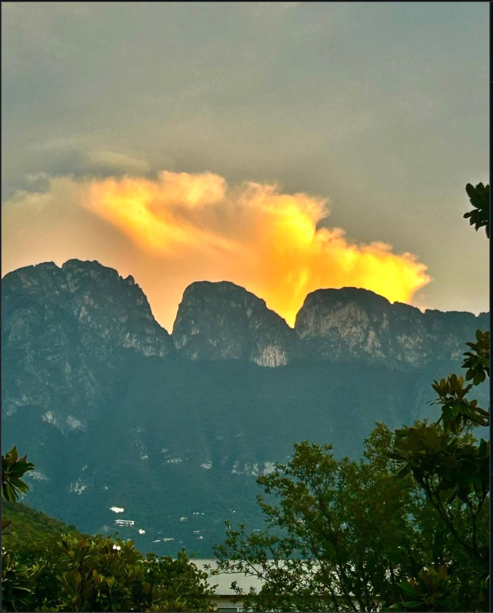 Sierra Madre, Monterrey, con el cielo encendido al atardecer